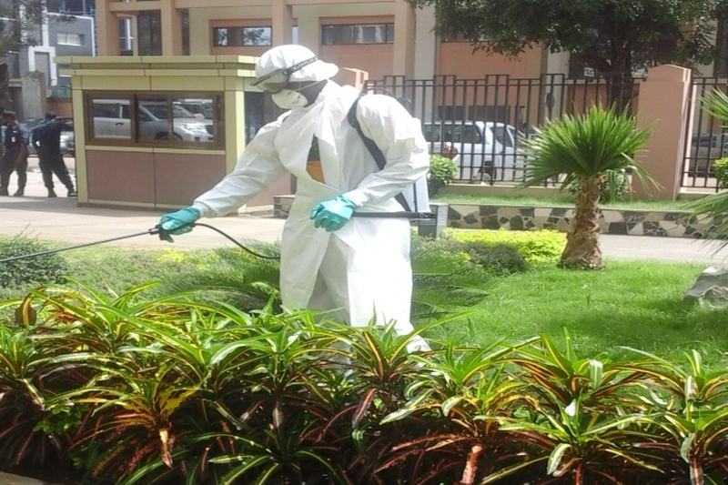 Agent PULVA traitant les espaces verts d’un site à Conakry